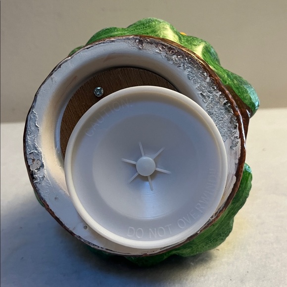 Walt Disney Winnie the Pooh Ceramic Christmas Tree Wound up Music Box Vtg - Picture 11 of 13